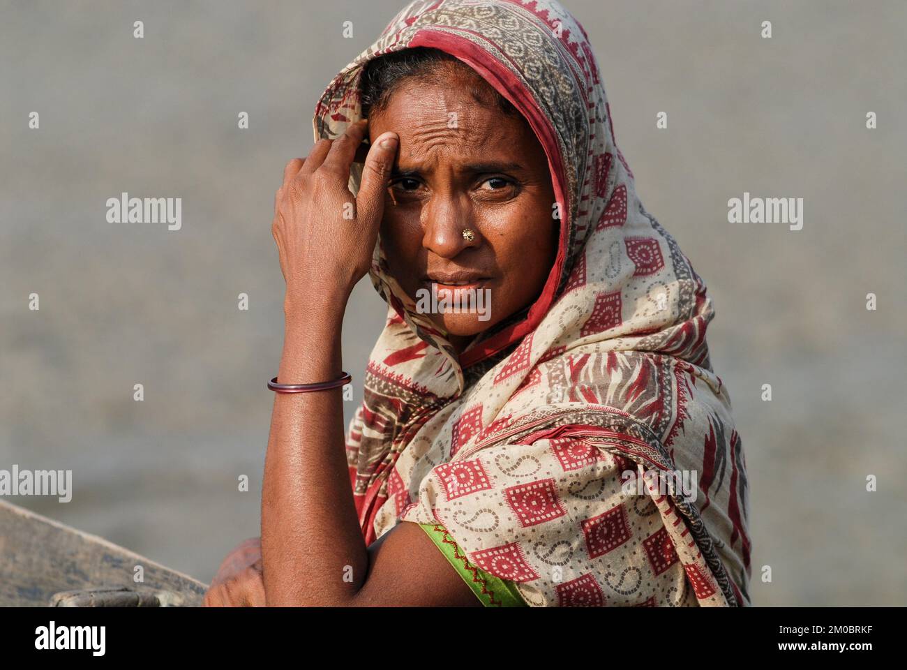 BANGLADESH, Khulna, bahía de bengala, aldea Kalabogi en el río Shibsha, la región se ve afectada por los llanos y la inmersión debido al cambio climático, retrato de la mujer Foto de stock