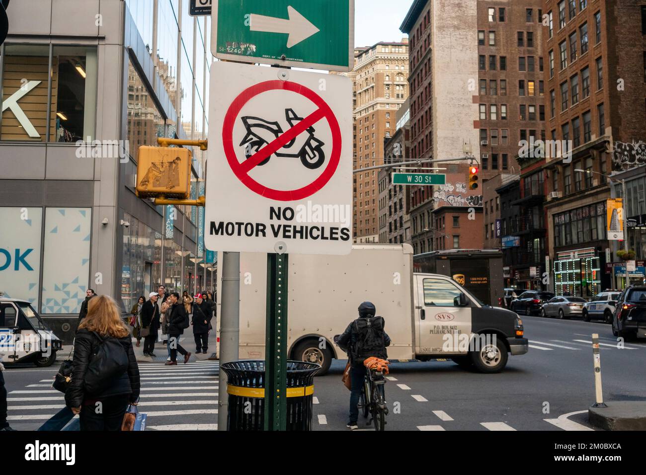 Señal prohibiendo vehículos motorizados, tales como scooters eléctricos