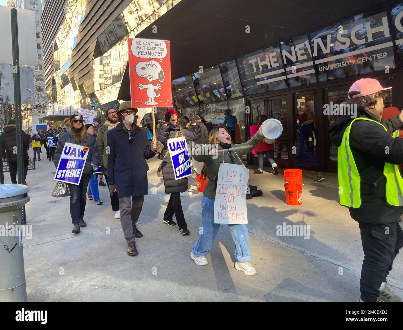 Estudiantes, profesores y partidarios de la New School for Social Research protestan frente a la escuela en Greenwich Village en Nueva York el viernes, 2 de diciembre de 2022. Los huelguistas, miembros de UAW, están pidiendo salarios más altos para los empleados a tiempo parcial. (© Frances M. Roberts) Foto de stock
