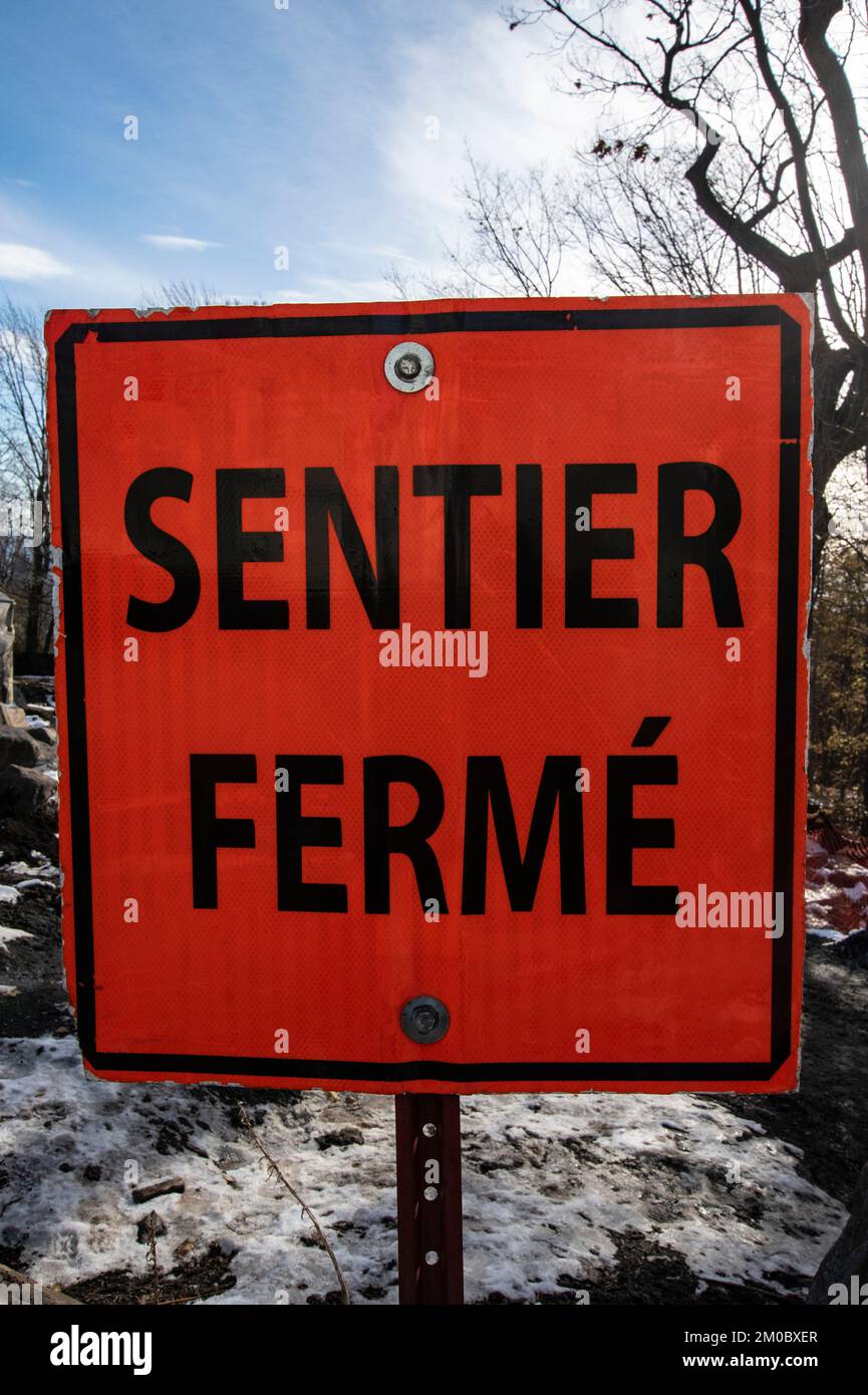 Señal de camino cerrado en Mont-Royal en Montreal, Quebec, Canadá Foto de stock