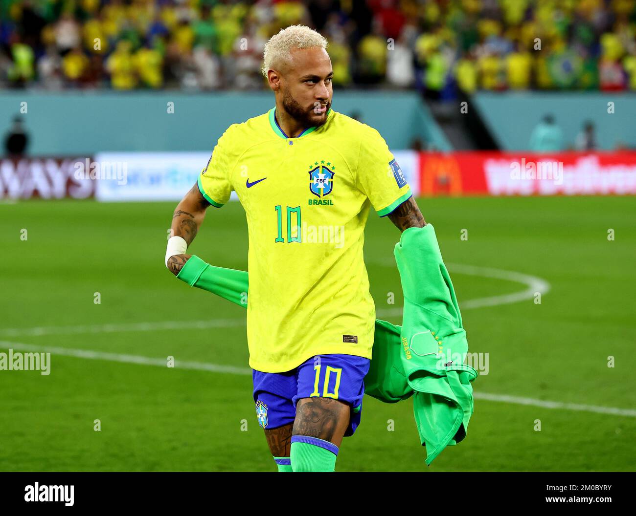 Doha, Qatar, 5th de diciembre de 2022. Neymar Jr de Brasil se quita su top  de chándal antes del partido de la Copa Mundial de la FIFA 2022 en el  Estadio 974,