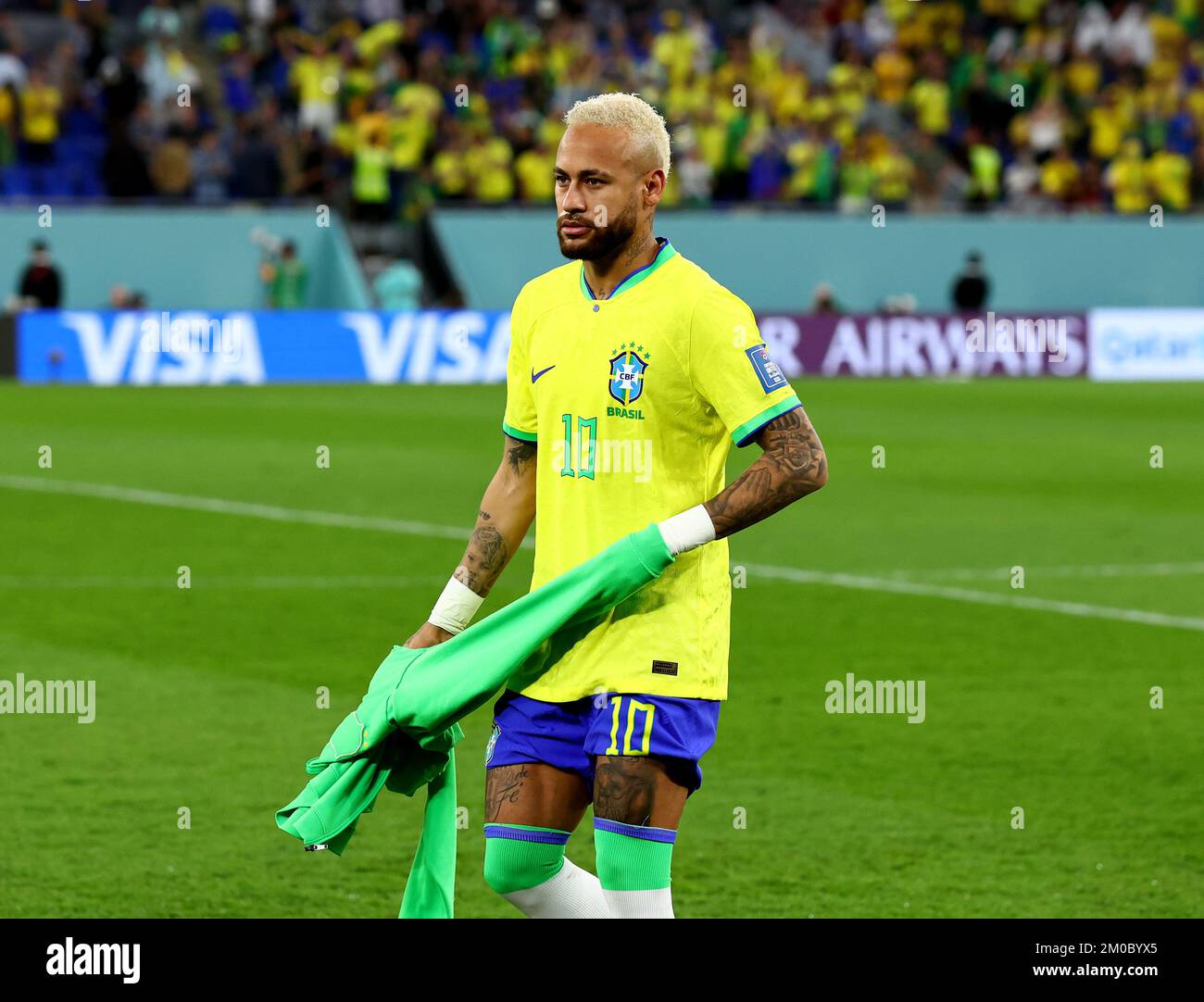 Doha, Qatar, 5th de diciembre de 2022. Neymar Jr de Brasil se quita su top  de chándal antes del partido de la Copa Mundial de la FIFA 2022 en el  Estadio 974,