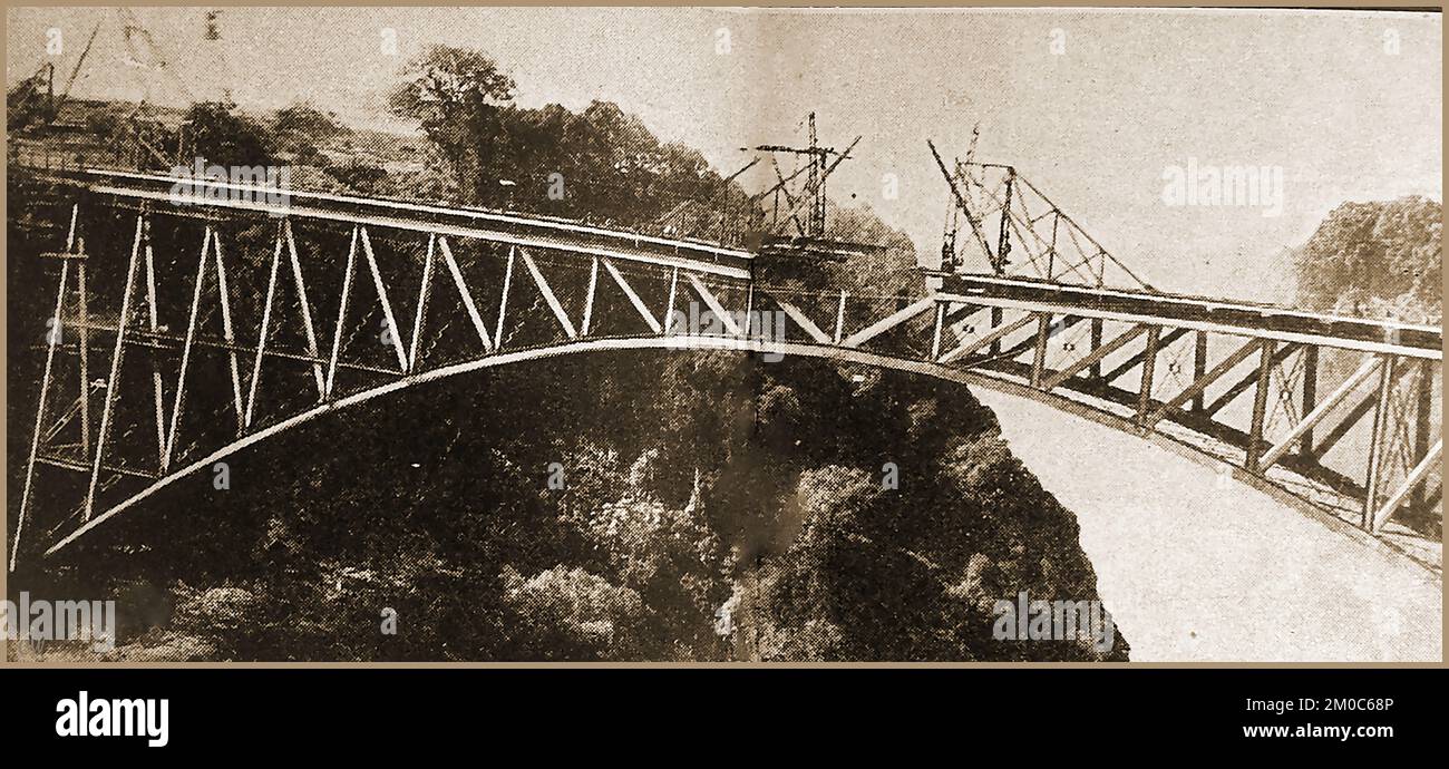 Circa 1905- Construyendo el Puente de las Cataratas Victoria sobre el río Zambesi que forma la frontera entre Zimbabwe y Zambia . Foto de stock