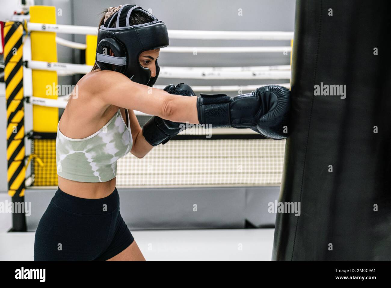 Mujer En Vendas De Boxeo Golpea Una Caja De Bolsos De Boxeo Imagen de  archivo - Imagen de atleta, belleza: 179077867