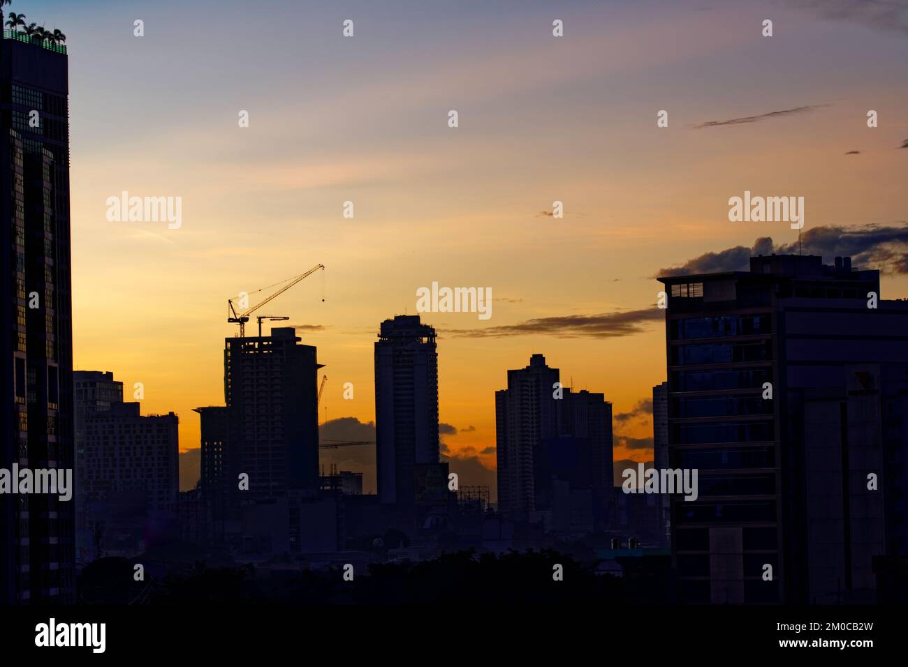 Amanecer temprano por la mañana sobre Manila Filipinas en el sudeste de Asia Foto de stock