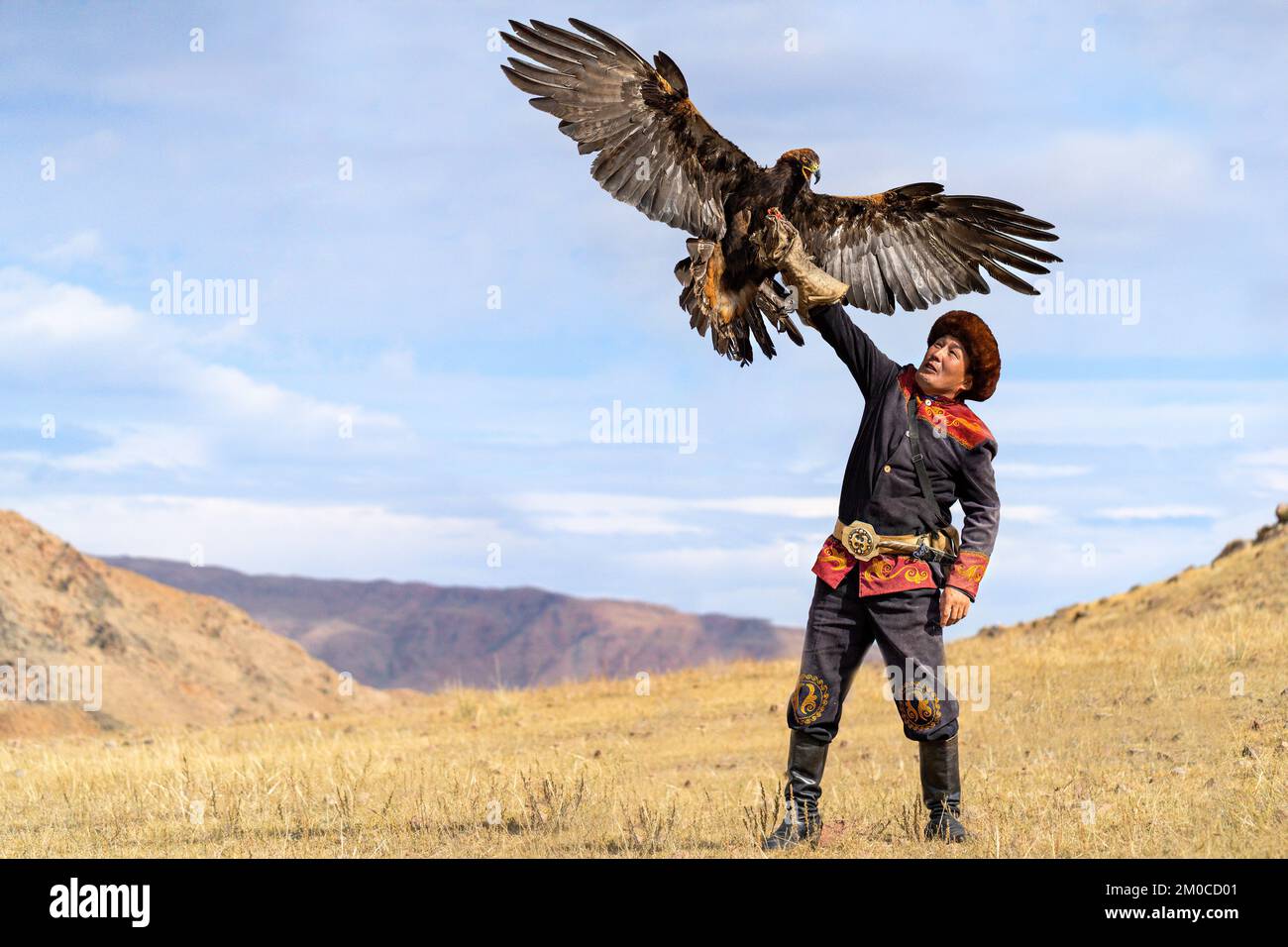 Cazador de águilas y su águila dorada en Issyk Kul, Kirguistán Foto de stock
