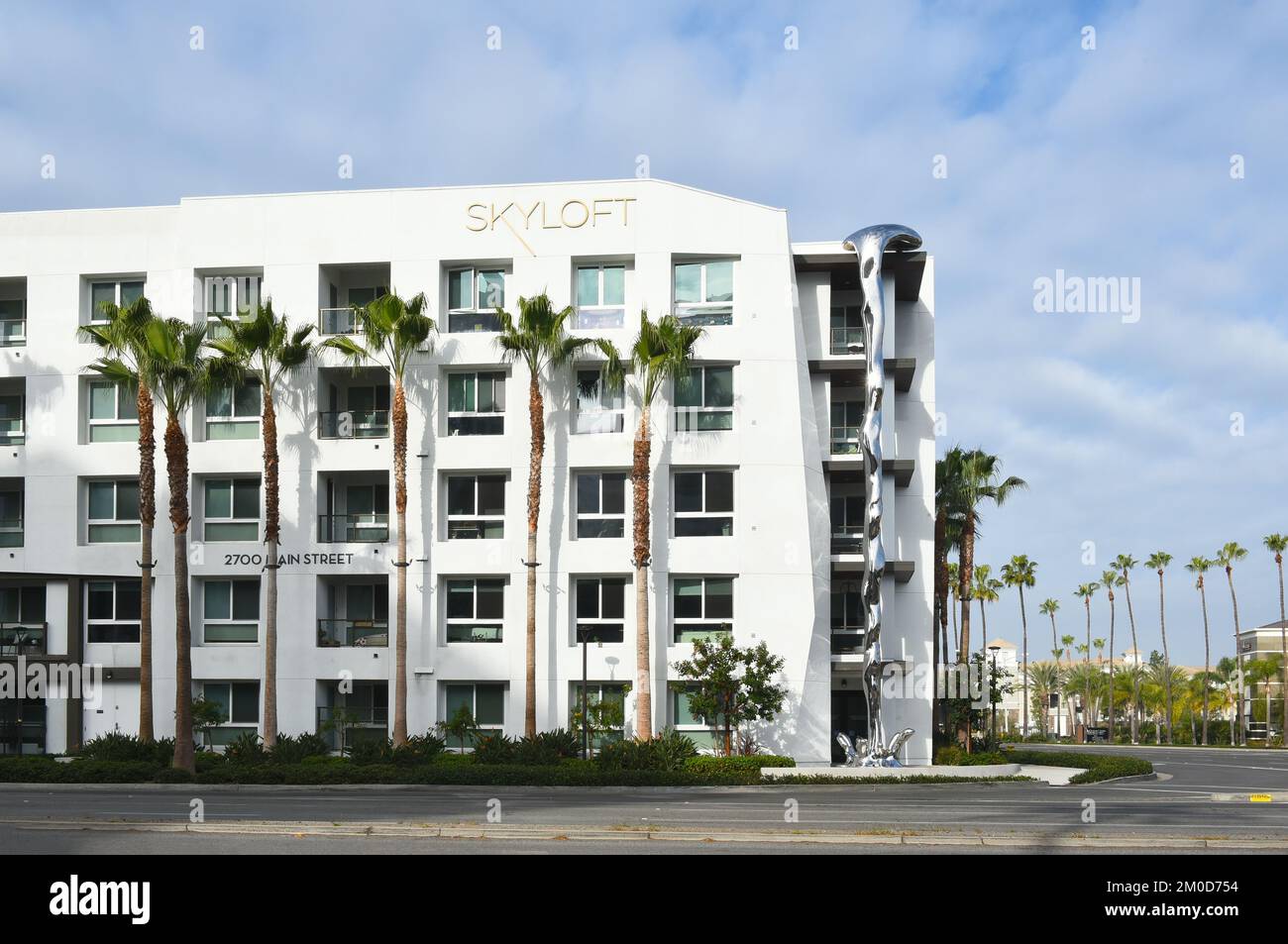 IRVINE, CALIFORNIA - 4 DIC 2022: Skyloft Luxury Apartments en Main y Jamboree. Foto de stock