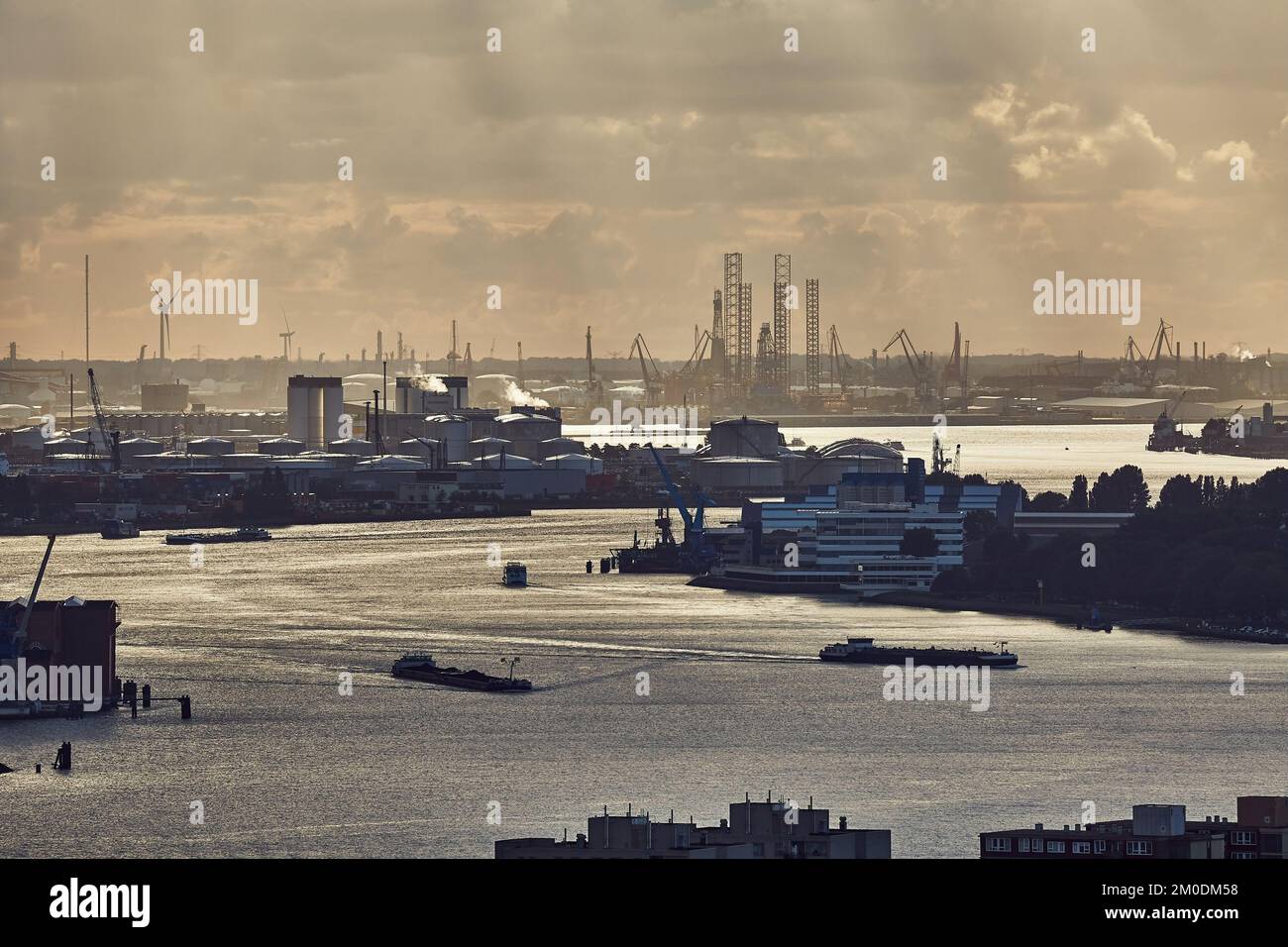 Anochecer panorma del puerto de Rotterdam desde el Euromast Foto de stock