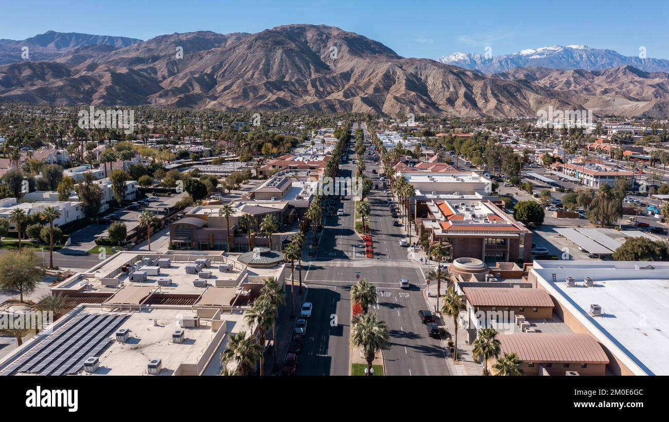 Vista aérea durante el día del centro urbano y las montañas de Palm Desert, California, EE.UU. Foto de stock