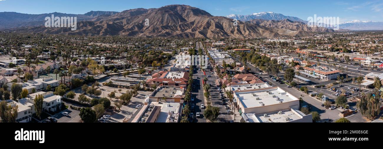 Vista aérea durante el día del centro urbano y las montañas de Palm Desert, California, EE.UU. Foto de stock