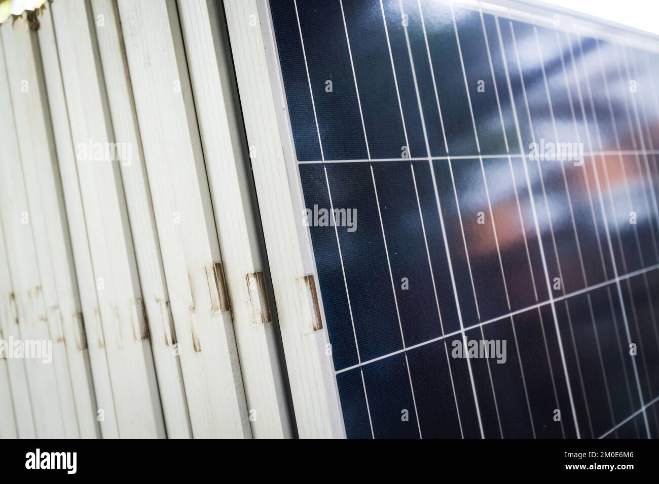 Disparo Existencia detrás De segunda mano se utilizaron paneles solares apilados juntos, primer plano  Fotografía de stock - Alamy