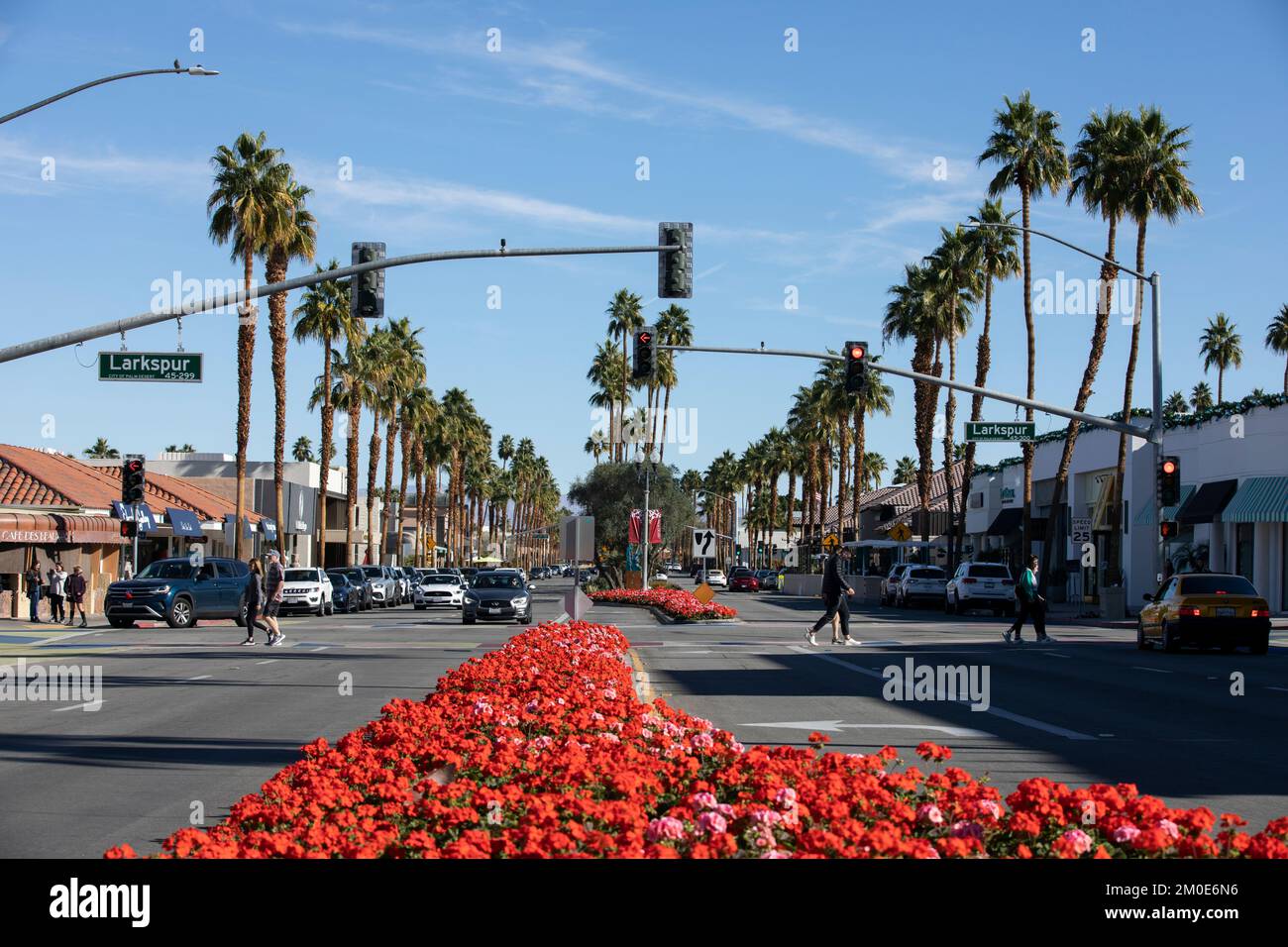 Palm Desert, California, EE.UU. - 1 de enero de 2022: La luz del sol de la mañana ilumina el centro de Palm Desert. Foto de stock