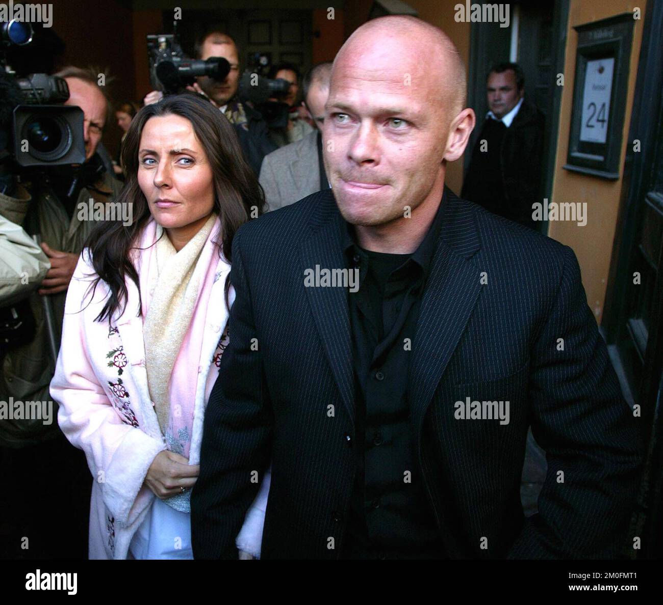 PA PHOTO/POLFOTO - REINO UNIDO ÚNICAMENTE: El centrocampista danés de Bolton Wanderers, Stig Tofting, saliendo de la casa de la corte en el centro de Copenhague con su esposa. Stig Tofting fue sentenciado a cuatro meses de cárcel por un asalto en un restaurante de Copenhague. *...El incidente ocurrió en un restaurante de Copenhague en junio, cuando el joven de 33 años, que recibió una sentencia suspendida por un incidente violento en 1999, se reunió con sus compañeros de equipo danés para una reunión posterior a la Copa Mundial en el centro de Copenhague. Foto de stock