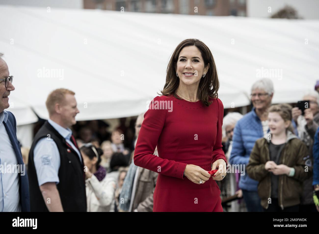 El Príncipe Heredero Danés Frederik y el Príncipe Heredero Mary y sus cuatro hijos asistieron a la inauguración del nuevo â€˜LEGO houseâ€™ en Billund, Dinamarca, el 28 de septiembre de 2017. El edificio, inspirado en los famosos ladrillos daneses LEGO, fue diseñado por el arquitecto danés Bjarke Ingels y ofrece actividades en el interior, como zonas de juego LEGO, restaurantes e instalaciones para conferencias. /Ritzau/ Morten Lau-Nielsen. Foto de stock