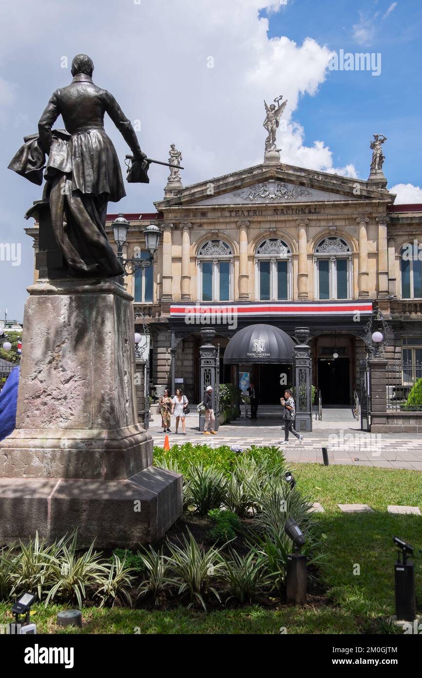 Estatua de Juan Mora Fernández, primer Jefe de Estado del país y Teatro Nacional en San José, Costa Rica Foto de stock