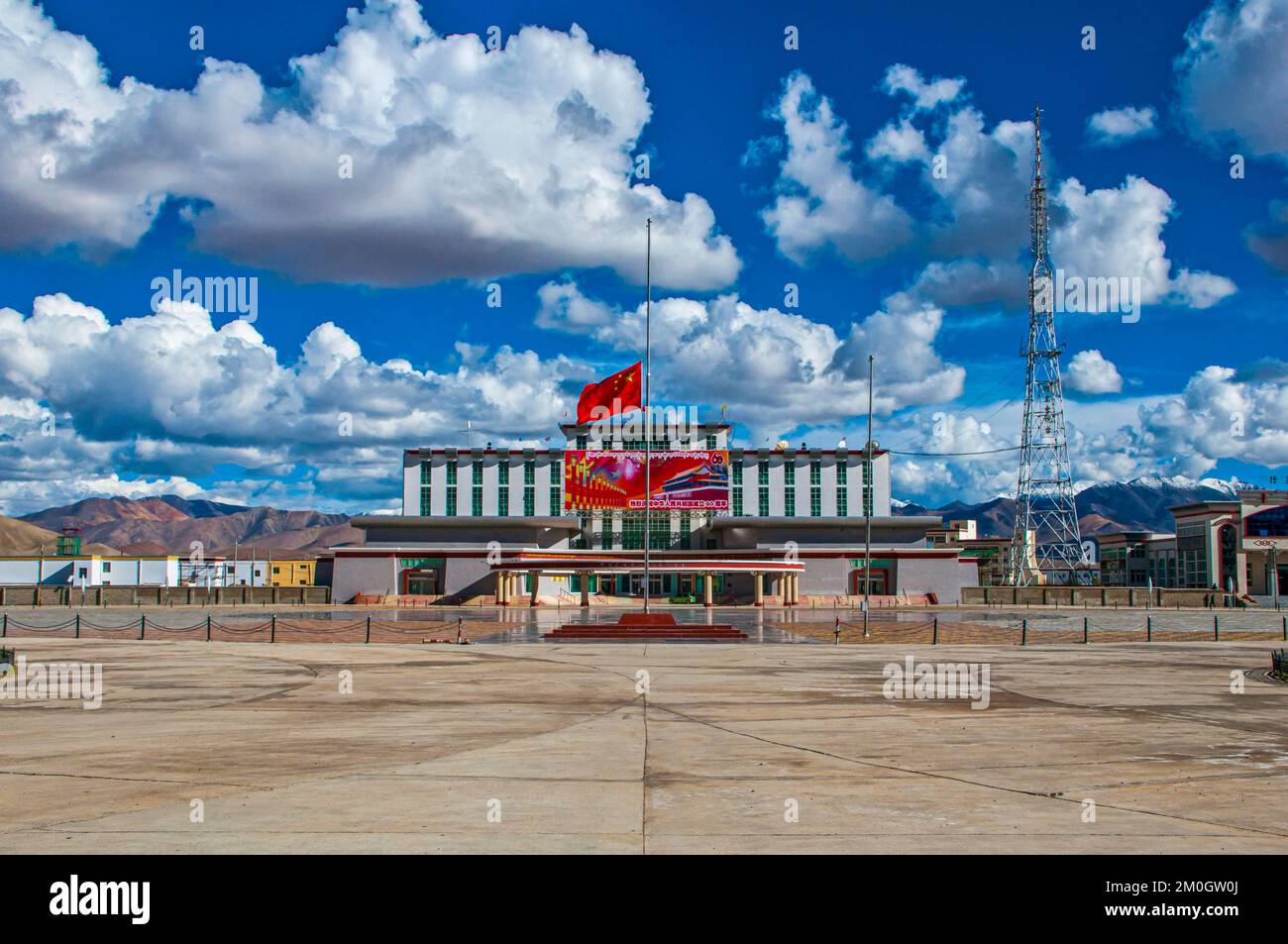 Estación de TV en la ciudad de Ali, Shiquanhe, la ciudad más occidental del Tíbet, Asia Foto de stock