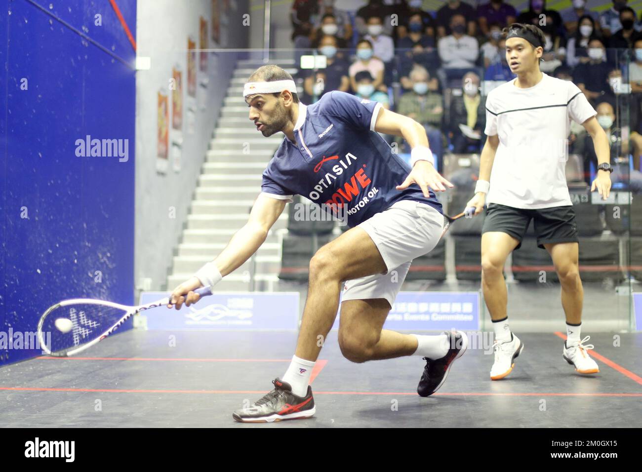 Mohamed ElShorbagy, de Inglaterra, en acción contra Ng Eain Yow de Malasia en el Abierto de Squash de Hong Kong 2022. Mohamed ElShorbagy gana 11-9, 11-9, 11-5. 29NOV22 Foto de stock