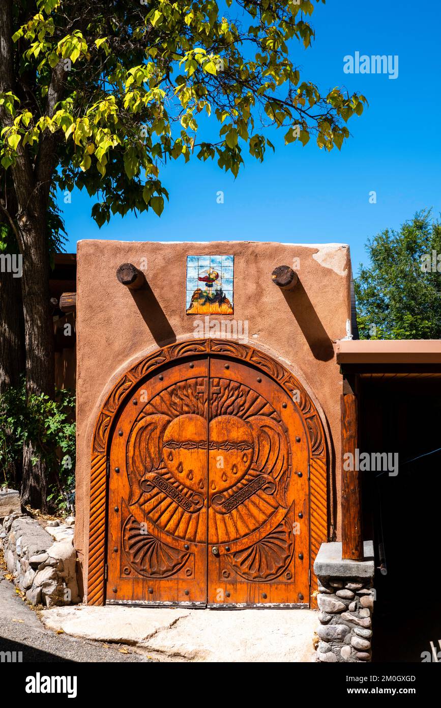 Los turistas exploran el Santuario de Chimayo; Chimayo, Nuevo México