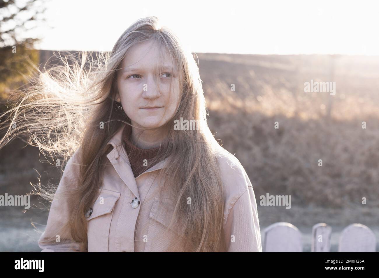 chica adolescente feliz en la luz del atardecer Foto de stock