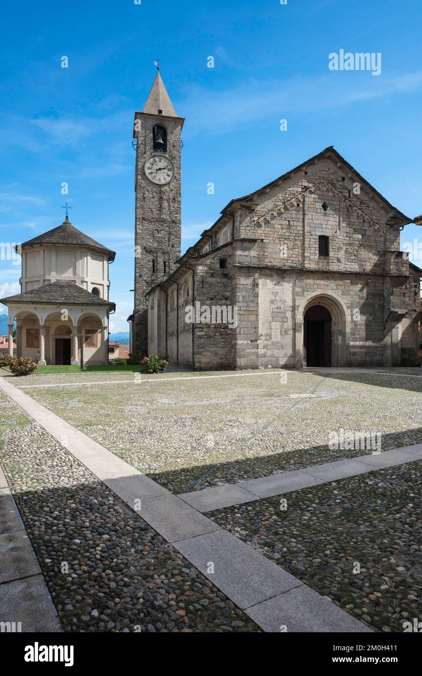 Baveno Italia iglesia, vista en verano de la pintoresca iglesia del siglo 12th y el baptisterio octogonal en la Piazza della Chiesa en Baveno, Piamonte, Italia Foto de stock