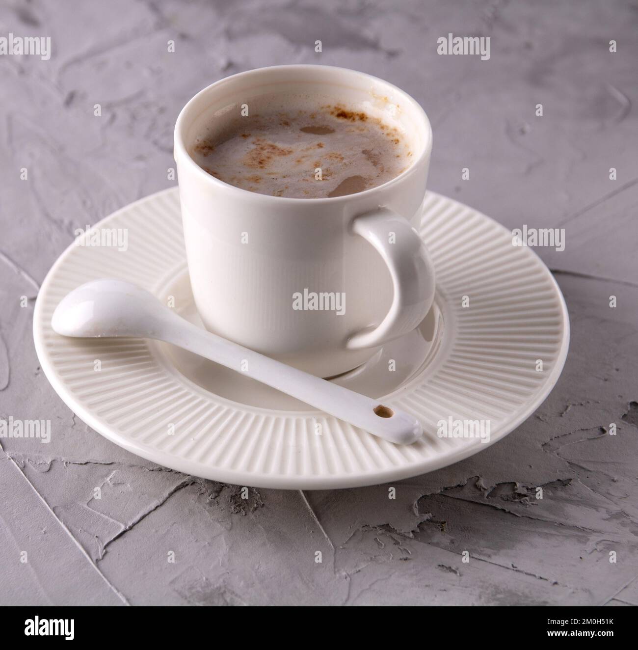 La prensa francesa tradicional café, cafetera y una pequeña taza blanca con  una cuchara de plata,chocolate y galletas Fotografía de stock - Alamy