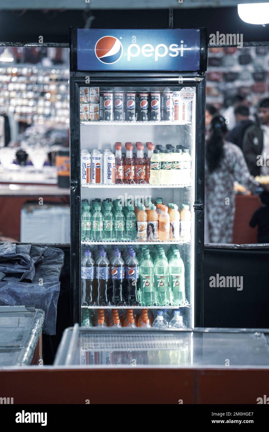 Raipur, India, 28,2022 de noviembre, un caldo lleno del refrigerador de  refrescos como latas de coque de pepsi, 7up, rebanada, Sting, rocío de la  montaña, Bebidas energéticas, Vendin Fotografía de stock - Alamy
