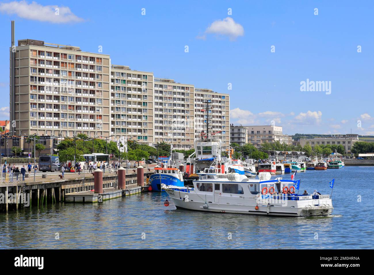 Francia, Pas de Calais, Cote d'Opale (Costa de Ópalo), Boulogne sur Mer, Quai Gambetta, puerto pesquero y edificios de apartamentos construidos por el arquitecto Pierre Vivien en la década de 1950s Foto de stock