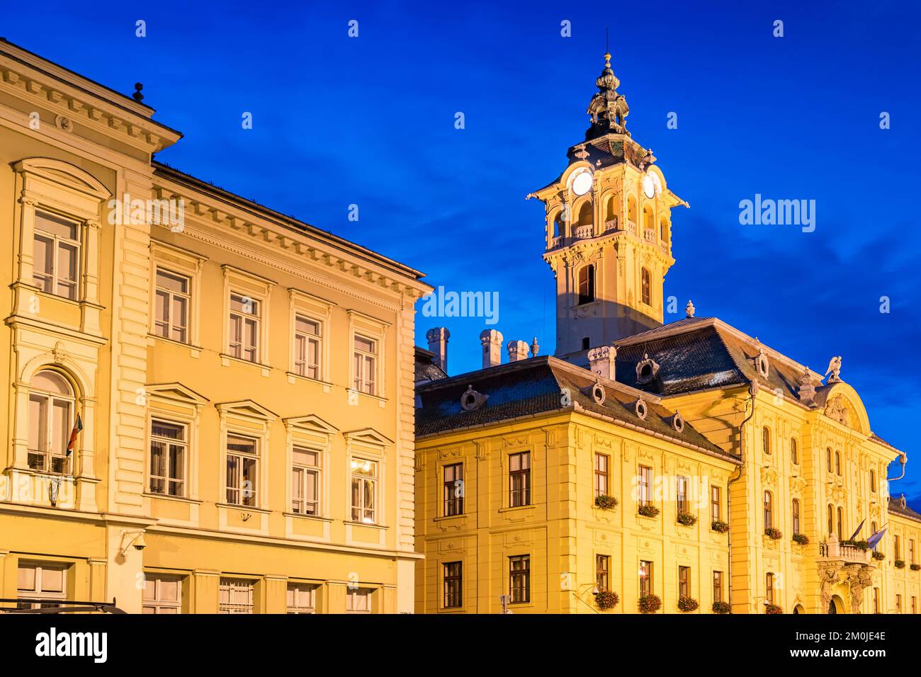 Ayuntamiento en el centro de Szeged Hungría a la hora azul del crepúsculo. Foto de stock