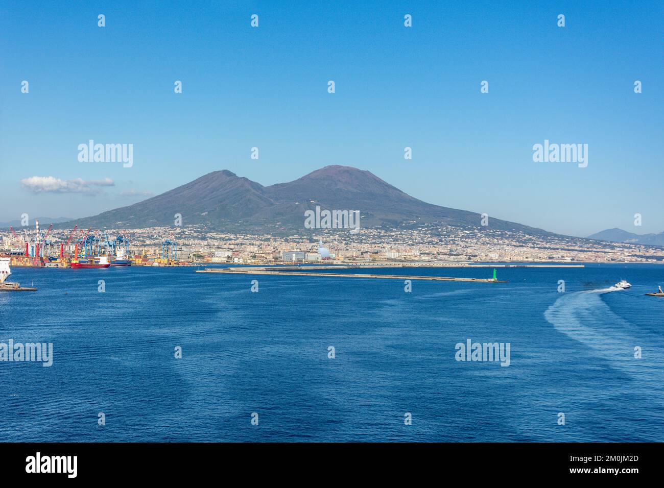 Monte Vesubio desde la bahía de Nápoles, ciudad de Nápoles (Nápoles), región de Campania, Italia Foto de stock