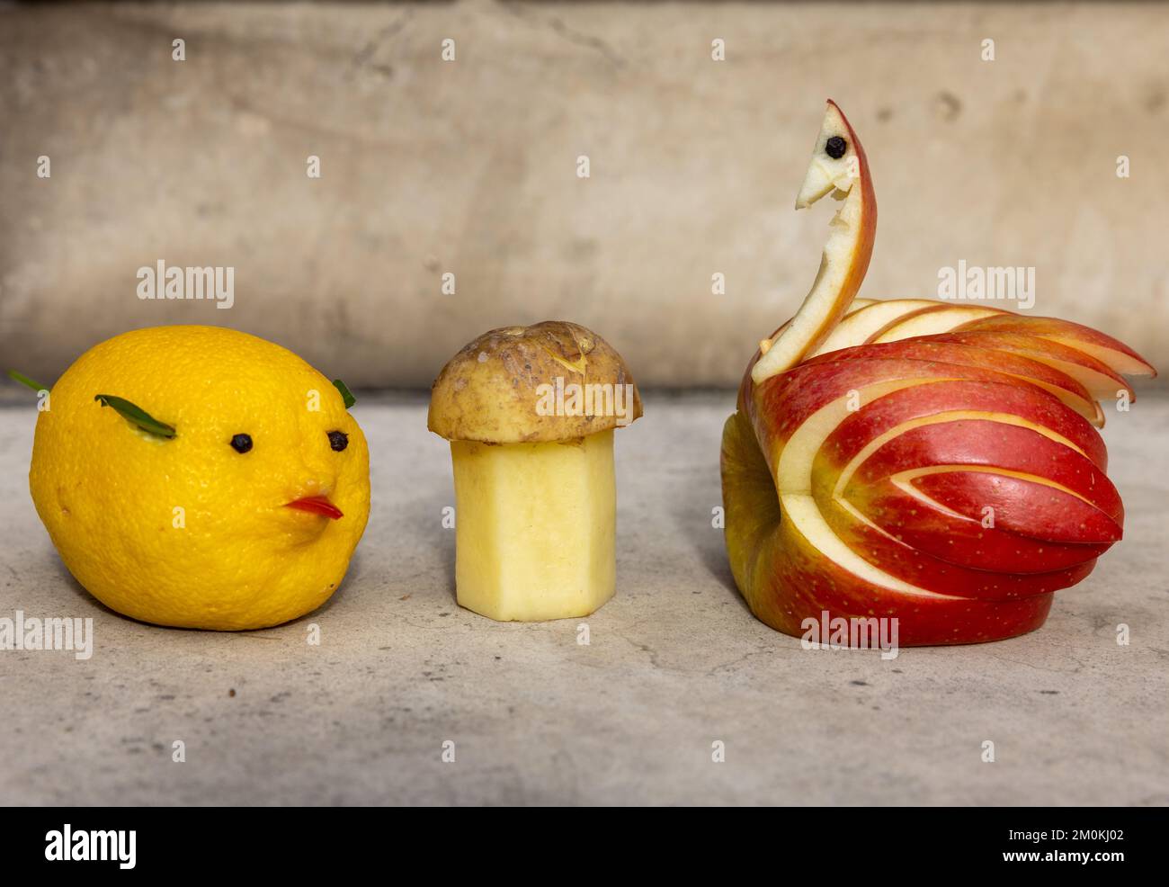 Decoraciones con forma de animal hechas de frutas y verduras Fotografía de  stock - Alamy