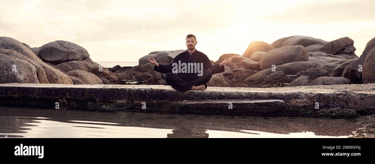 Hombre, playa y zen chi tailandés meditación para el bienestar corporal, entrenamiento de ejercicio y entrenamiento de equilibrio físico. Paz, calma y relax deportes salud Foto de stock