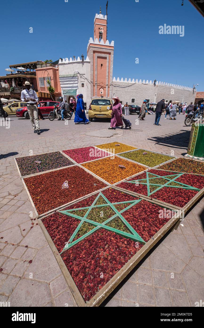 flores secas para cocinar y decoración aromática, marrakech, marruecos, áfrica Foto de stock