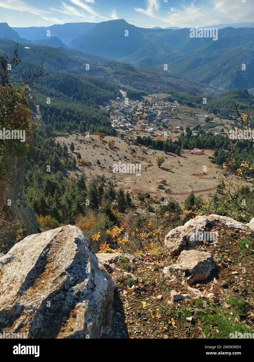 Vista de las mesetas de Mersin desde la cima de una colina alta, Turquía Foto de stock