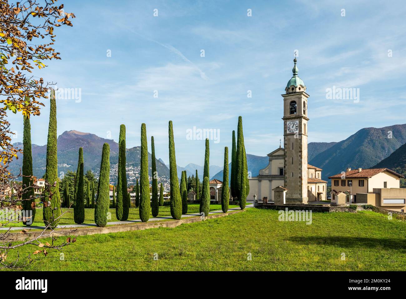 Iglesia de San Abundius, en Montagnola, un pueblo suizo en el municipio de Collina d'Oro, cantón de Ticino, Suiza Foto de stock