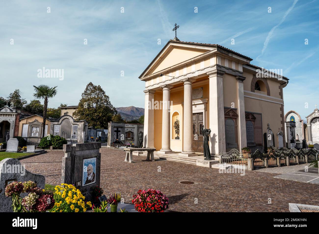 Cementerio de San Abundius, cementerio de Montagnola, un pueblo suizo en el municipio de Collina d'Oro, cantón de Ticino, Suiza Foto de stock