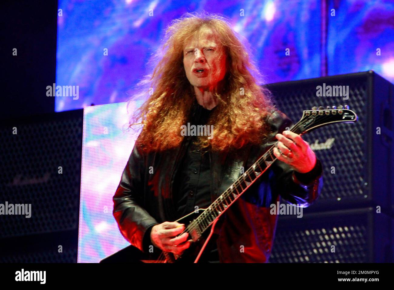 El guitarrista Dave Mustaine de la banda Megadeth American thrash metal  actúa en el escenario durante el tercer día de The Hell and Heaven Metal  Fest en Foro Pegaso. El 04 de
