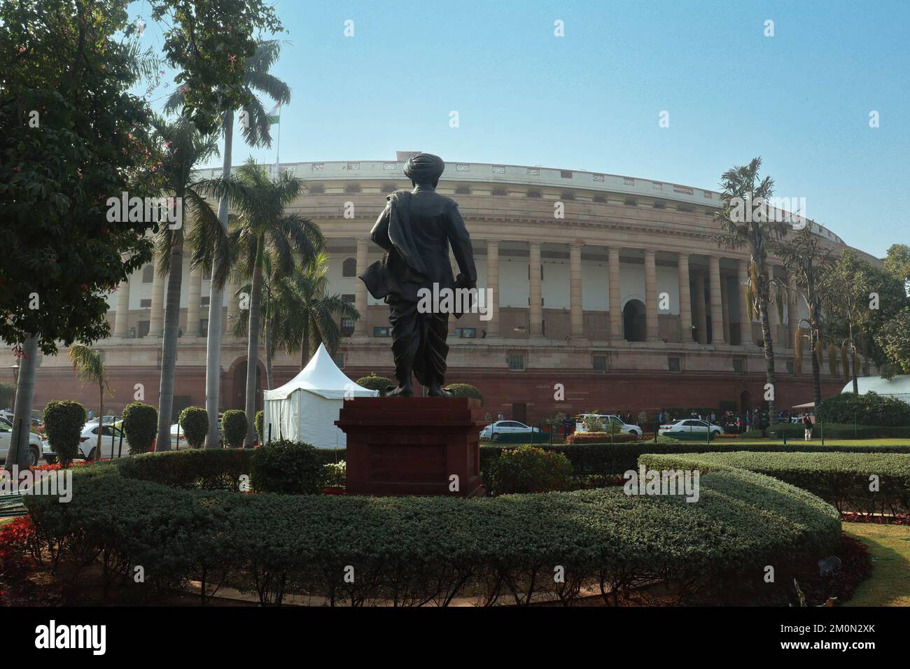 Nueva Delhi, India. 07th de Dic de 2022. Vista general del edificio del Parlamento durante el primer día de la sesión de invierno 2022 del Parlamento, en Nueva Delhi. (Foto de Ganesh Chandra/SOPA Images/Sipa USA) Crédito: SIPA USA/Alamy Live News Foto de stock