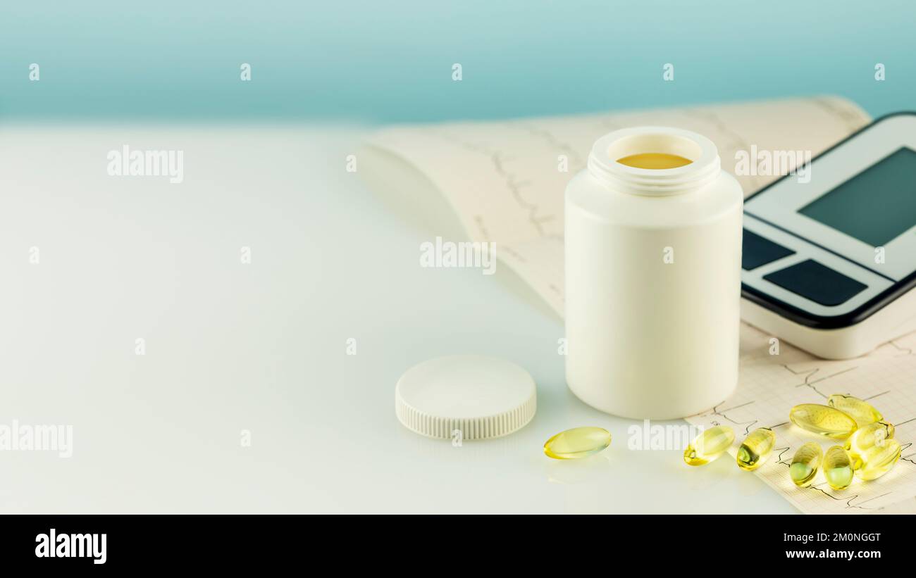 Maqueta de vitaminas o suplementos naturales, cardiograma y tonómetro