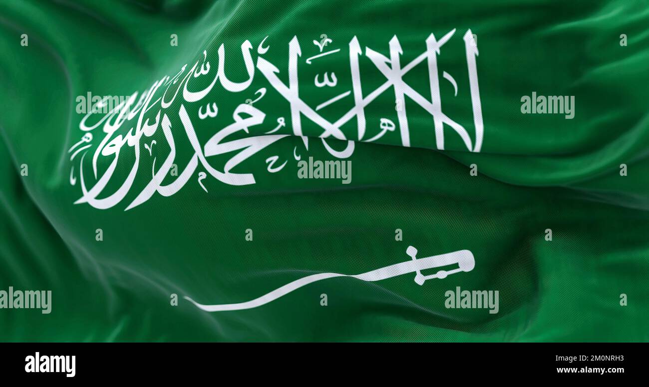 Vista de cerca de la bandera nacional de Arabia Saudita ondeando en el viento. El Reino de Arabia Saudita es un país en Asia Occidental. Fondo texturizado de tela. Foto de stock