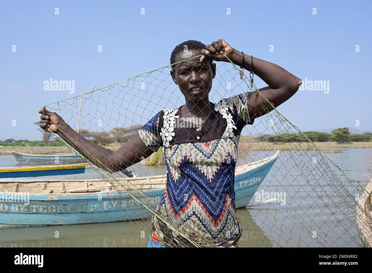 KENIA, Turkana, aldea Anam en el lago Turkana, mujer pescadora con red de pesca de plástico / KENIA, Turkana, Dorf Anam am Lake Turkana, Fischerfrau mit Fischernetz aus Kunstoff Foto de stock