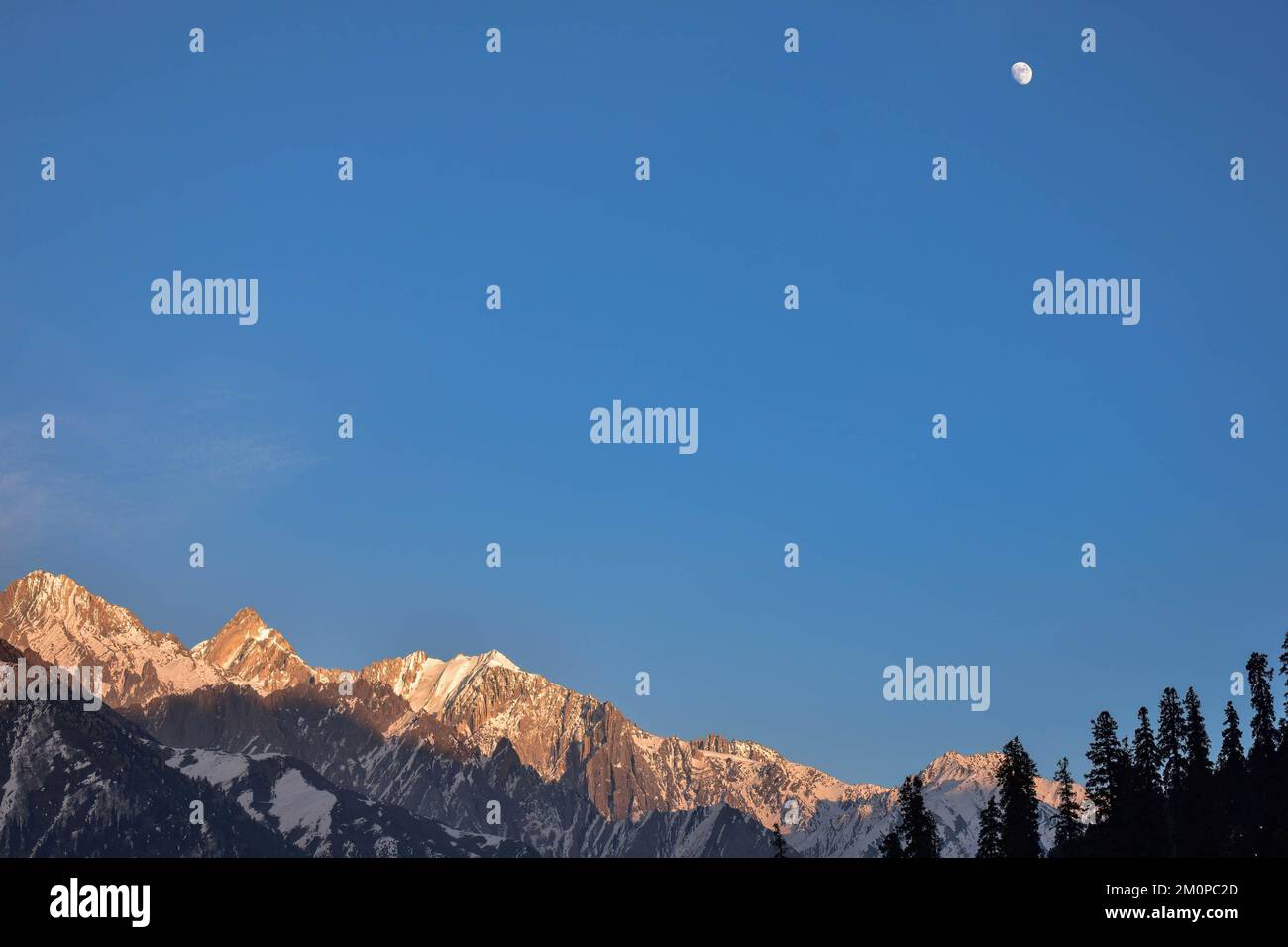 Sonamarg, India. 04th de Dic de 2022. La luna de Waxing Gibbous se eleva sobre las montañas cubiertas de nieve durante un frío día de invierno en Sonamarg, a unos 100kms km al noreste de Srinagar, la capital estival de Jammu y Cachemira. (Foto de Saqib Majeed/SOPA Images/Sipa USA) Crédito: SIPA USA/Alamy Live News Foto de stock
