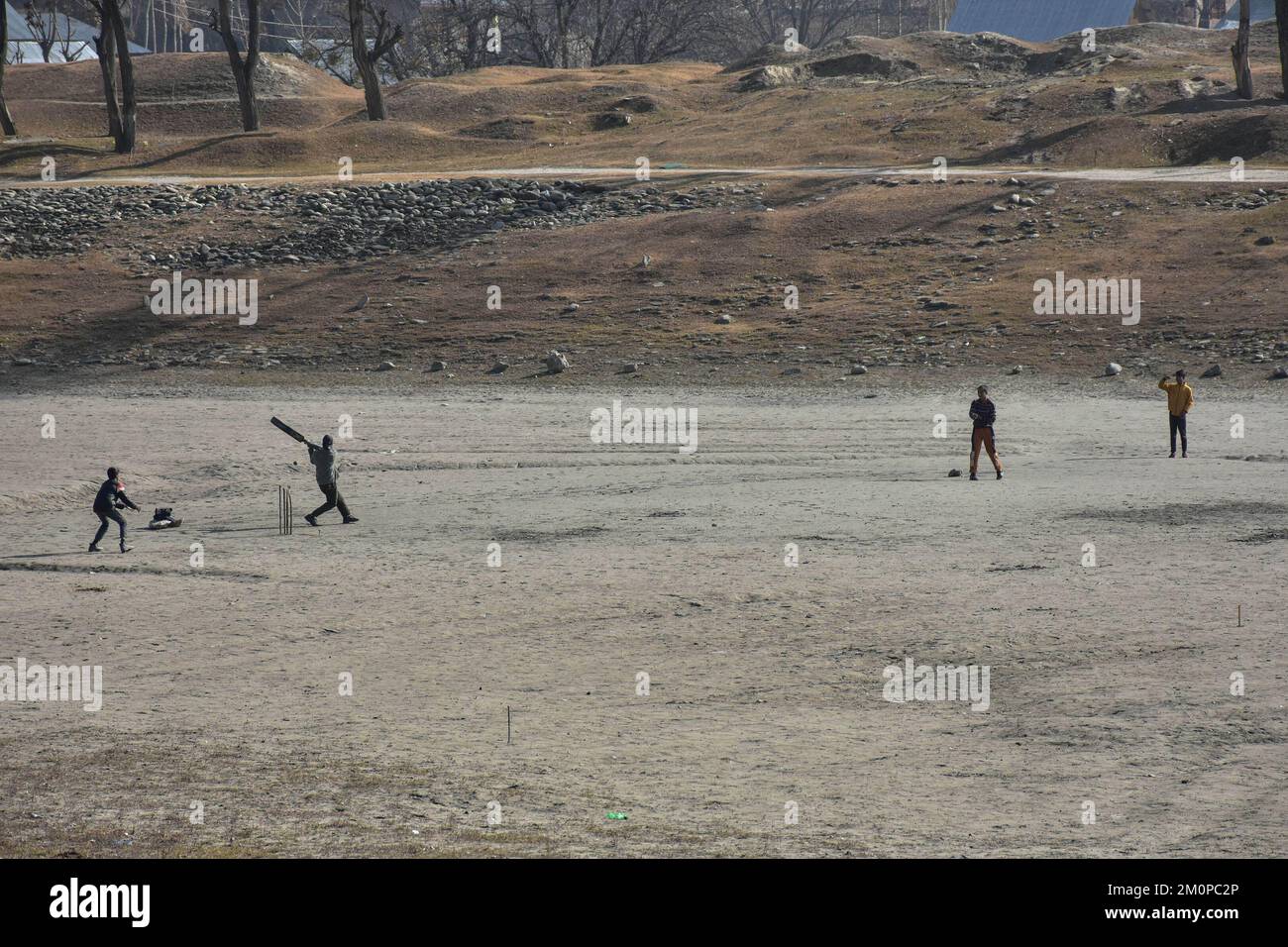 Sonamarg, India. 07th de Dic de 2022. Los niños de Cachemira juegan al cricket durante un frío día de invierno en Sonamarg, a unos 100kms km al noreste de Srinagar, la capital estival de Jammu y Cachemira. (Foto de Saqib Majeed/SOPA Images/Sipa USA) Crédito: SIPA USA/Alamy Live News Foto de stock