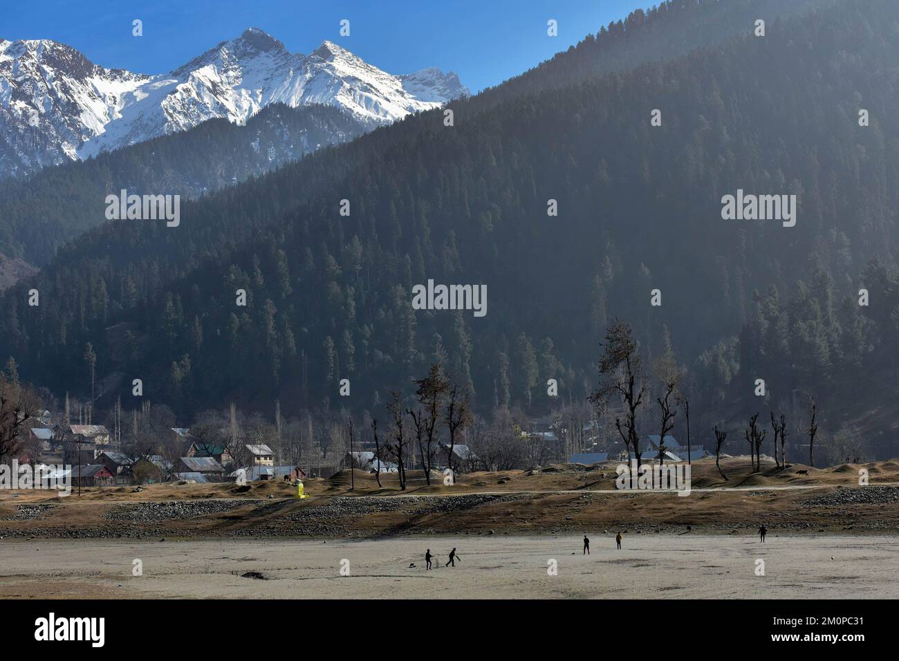 Sonamarg, India. 04th de Dic de 2022. Los niños de Cachemira juegan al cricket durante un frío día de invierno en Sonamarg, a unos 100kms km al noreste de Srinagar, la capital estival de Jammu y Cachemira. (Foto de Saqib Majeed/SOPA Images/Sipa USA) Crédito: SIPA USA/Alamy Live News Foto de stock
