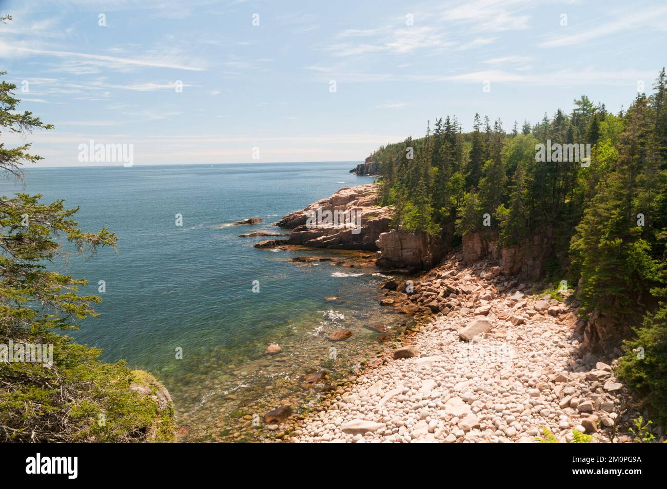 La costa del Parque Nacional Acadia en Maine desde una posición elevada Foto de stock