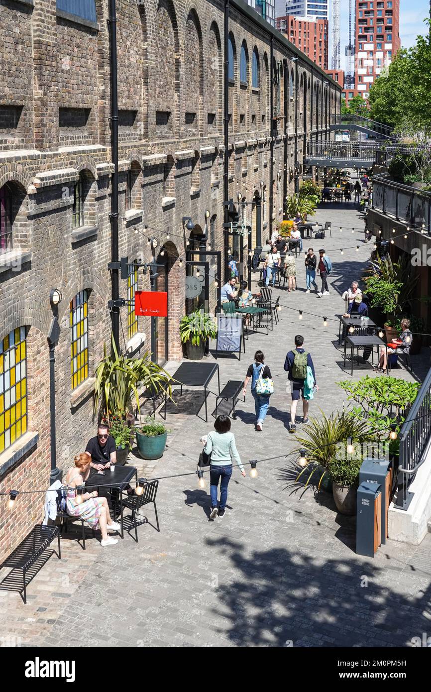 Cafés y restaurantes en Lower Stable Street, Coal Drops Yard en King's Cross, Londres Inglaterra Reino Unido Reino Unido Reino Unido Foto de stock