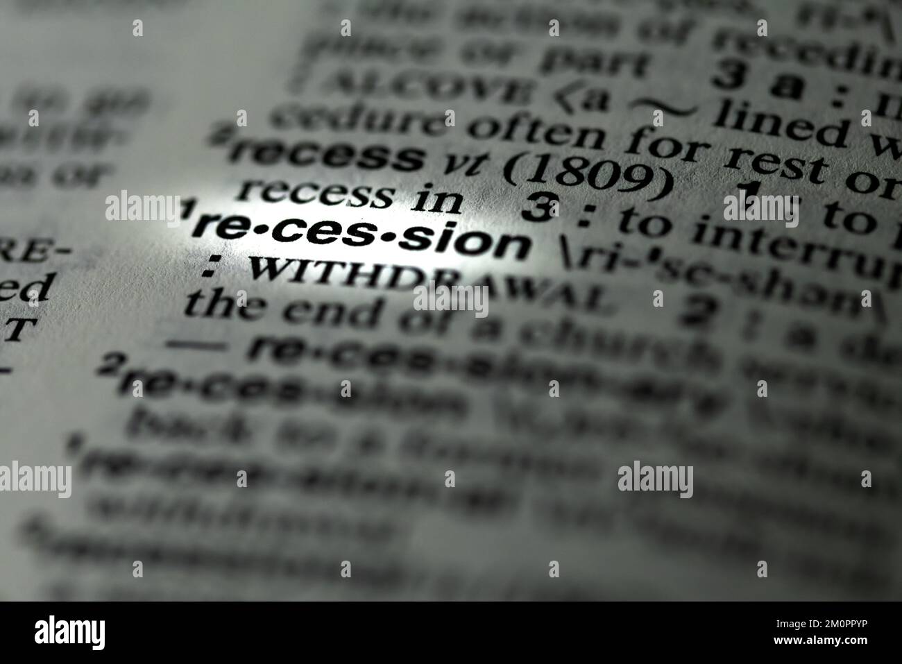 La palabra recesión resaltada en el diccionario Foto de stock