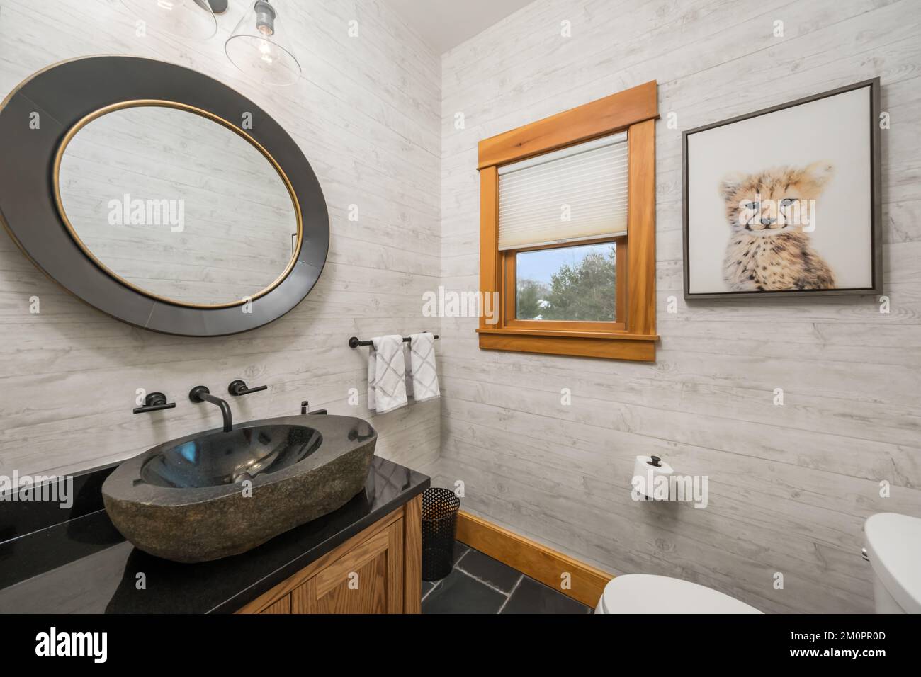 Un interior de un moderno cuarto de baño con un hermoso diseño Foto de stock