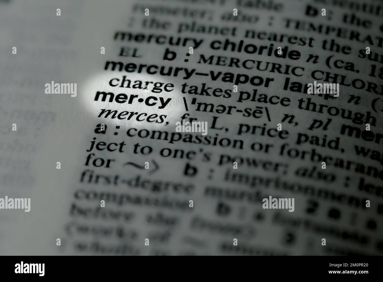 Primer plano de una palabra misericordia resaltada en el diccionario Foto de stock