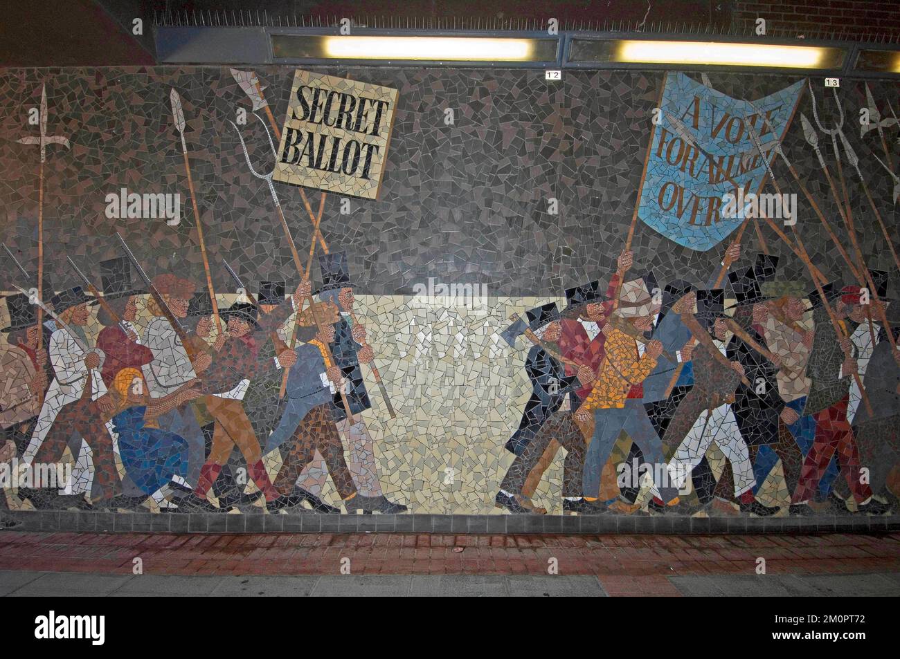 The Chartist Mural que fue un mural de mosaico diseñado por el artista Kenneth Budd y creado en 1978 en un paso subterráneo peatonal en Newport, Gales del Sur. Conmemoró el levantamiento de Newport en 1839, en el que las tropas mataron a unos 22 manifestantes. Fue destruido controversialmente para dar paso a un nuevo desarrollo del centro de la ciudad en 2013. Foto de stock