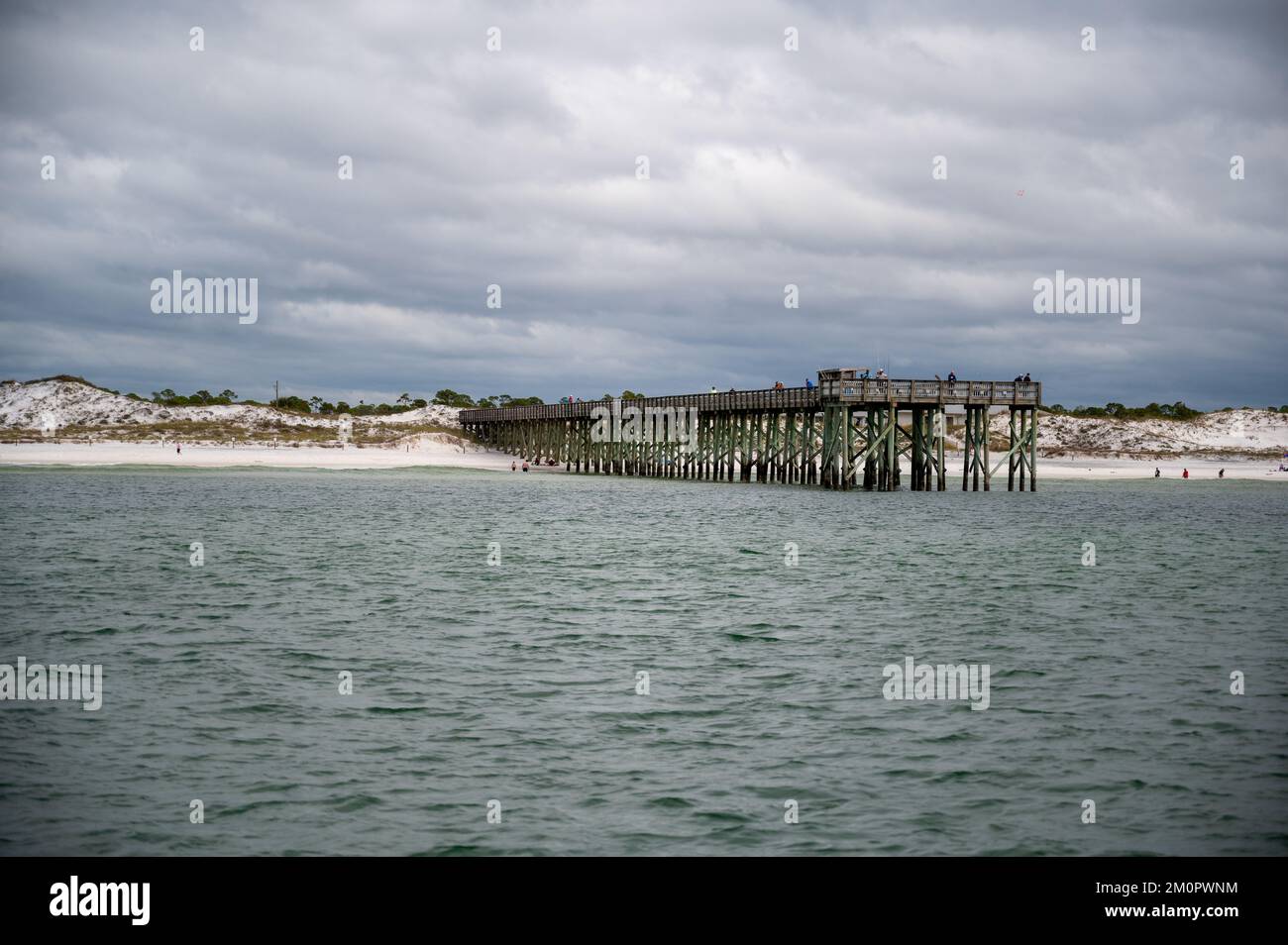 Una vista natural del viejo muelle y de la playa en un día nublado Foto de stock